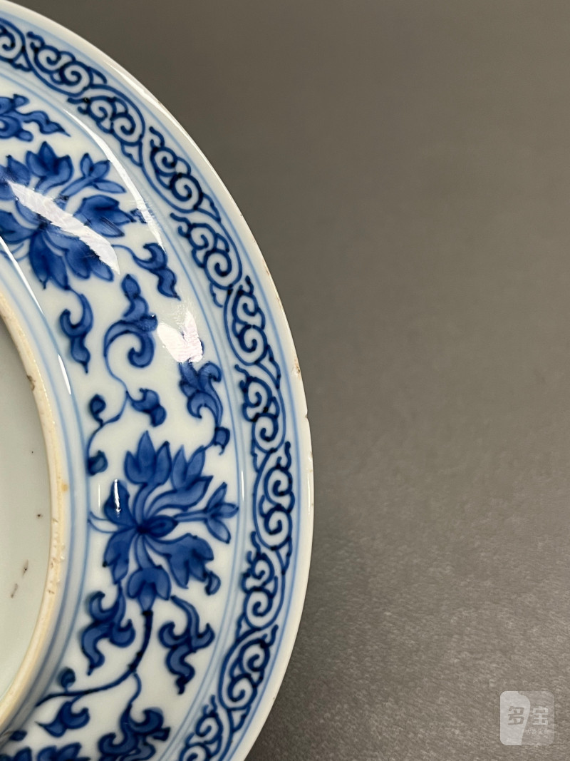 清康熙 青花内藏文月影梅纹外缠枝莲纹折沿盘一对（附
清代原装老盒） - 图24